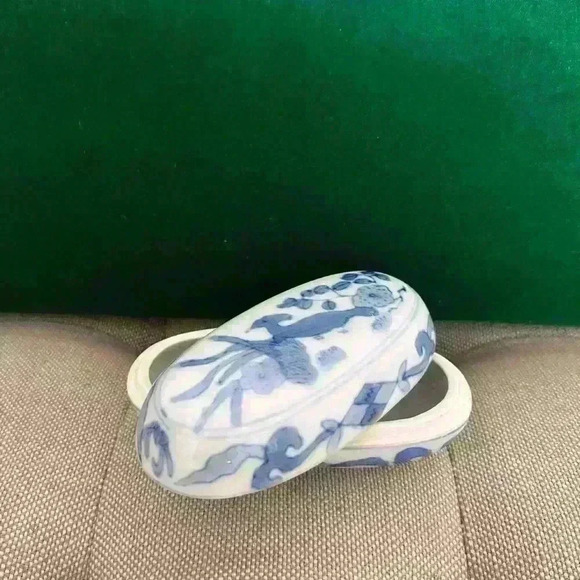 Vintage Blue and White Oval Bird and Floral Motif Trinket Box - Picture 3 of 9